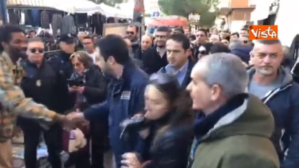 Ragazzo di colore insulta Salvini: "Pezzo di m..."