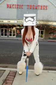 Aspettando Star Wars - Il Risveglio della Forza: attrice si spoglia per strada 25