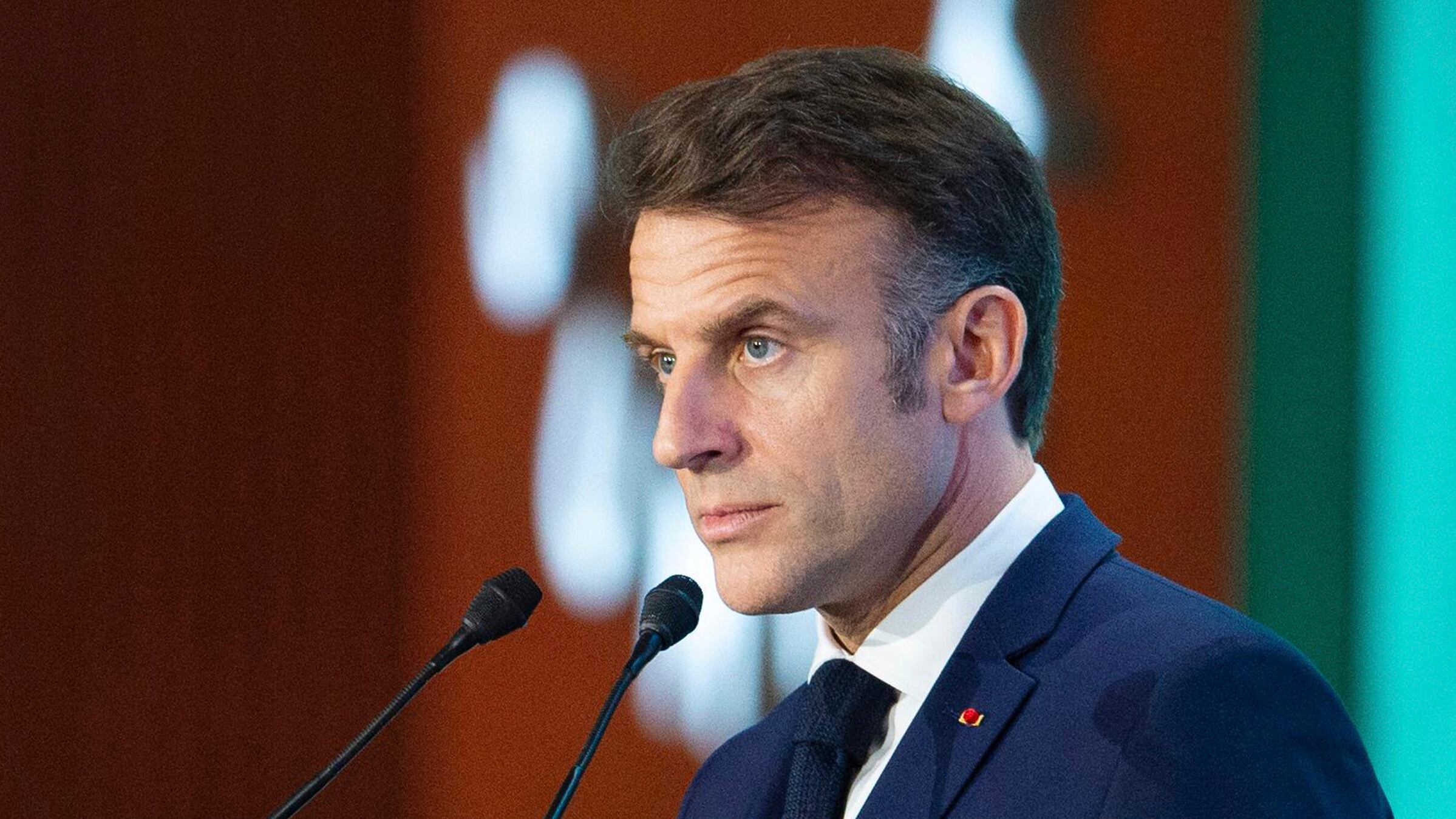 L'incursione su TikTok di Macron finisce in polemica: il caso della multa all'influencer islamista