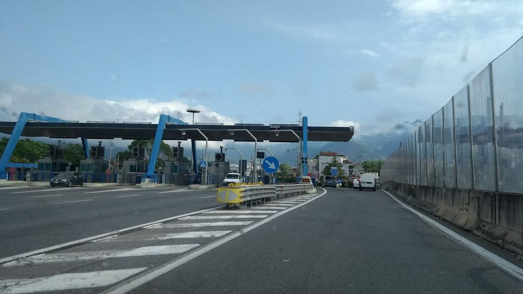In fuga con la droga: la corsa contromano sull'autostrada