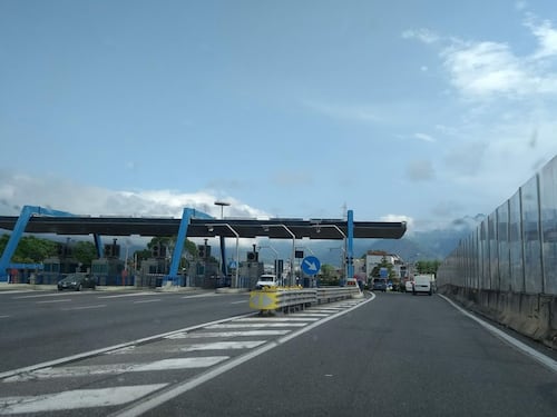 In fuga con la droga: la corsa contromano sull'autostrada