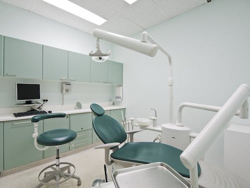 Napoli, falso dentista con studio medico abusivo truffava i clienti: denunciato