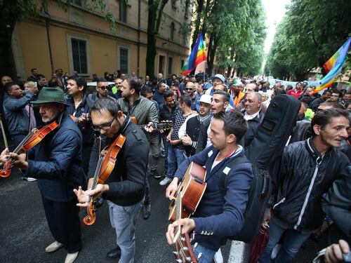 L'odio rom in manifestazione: "Quei bastardi di Lega e FI..."