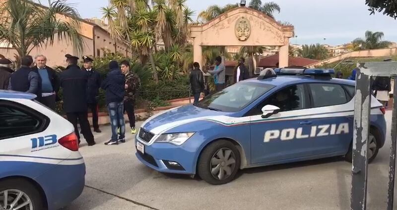 Agrigento, migranti occupano la statale 3