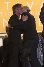 Neanche uno sguardo tra Charlize Theron e Sean Penn, poi quel saluto affettuoso 4