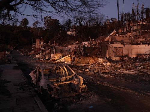 Los Angeles brucia. "Non è finita qui"
