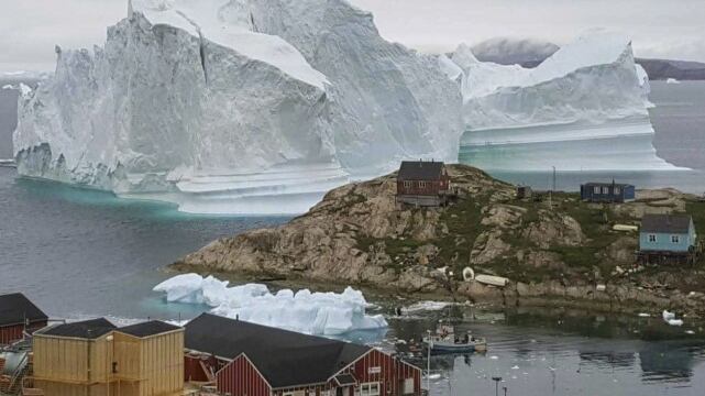 Groenlandia, iceberg alto 100 metri minaccia il paese