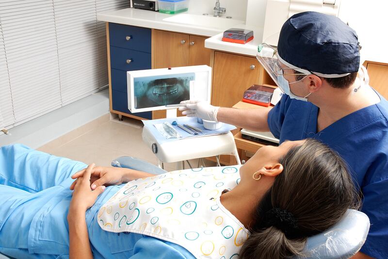 Denti del giudizio, quando tenerli e quando toglierli. Le parole dell'esperto