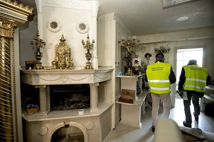 Lo sfarzo kitsch nei villini abusivi dei Casamonica 1