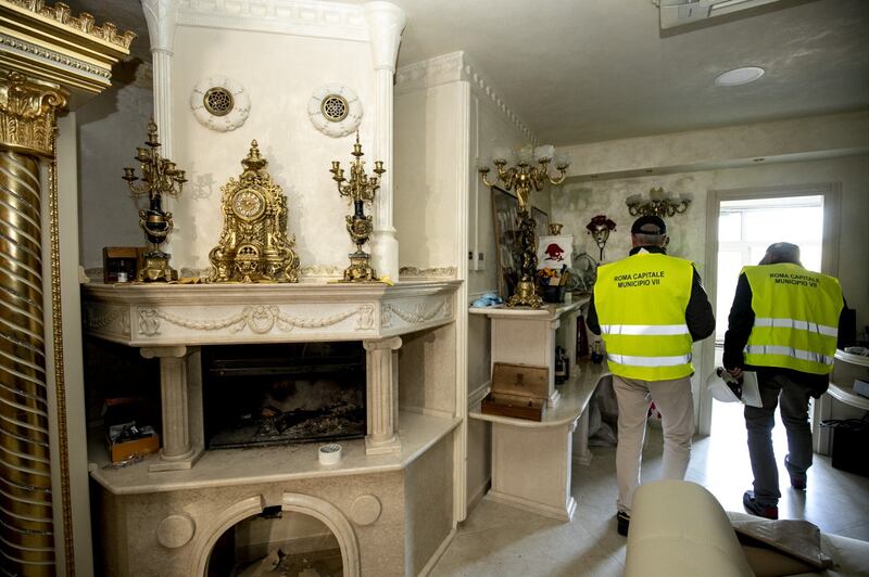 Lo sfarzo kitsch nei villini abusivi dei Casamonica 1