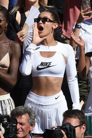 Bella Hadid sexy: la maglia mostra tutto 3