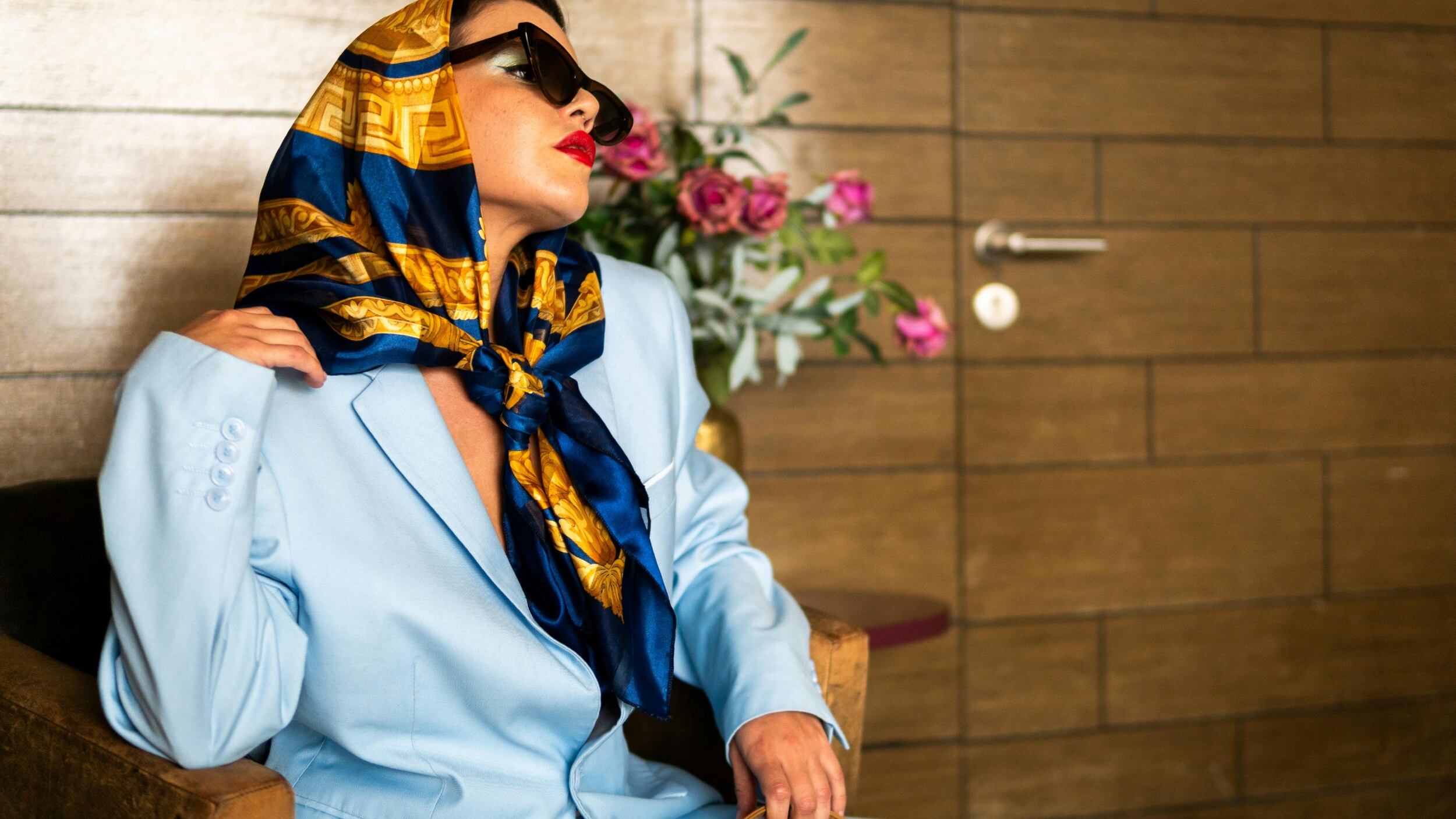 Foulard, come indossarlo d'estate: i look over 50 da sera e da giorno per un tocco chic