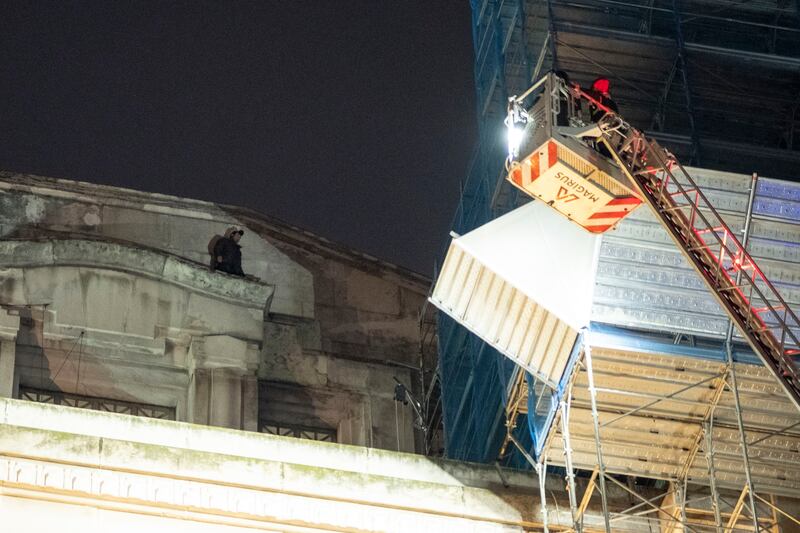 Milano, un uomo si arrampica sulla facciata della stazione Centrale 4