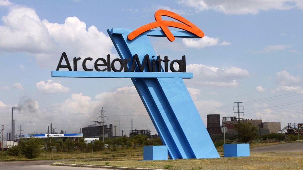 Arcelor inizia già la fuga: cinquemila operai in esubero