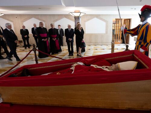 Il primo omaggio è di Mattarella. San Pietro blindata per 200mila fedeli