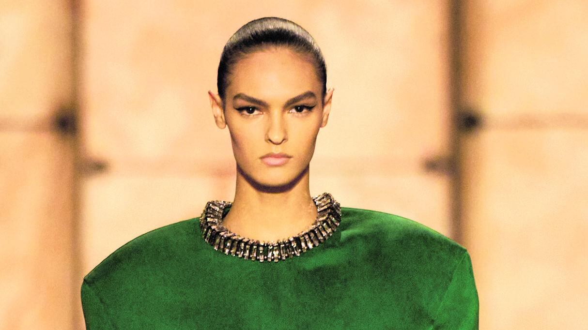 Colori e spalle scultoree: l'eleganza Saint Laurent