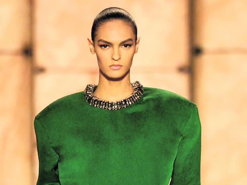 Colori e spalle scultoree: l'eleganza Saint Laurent