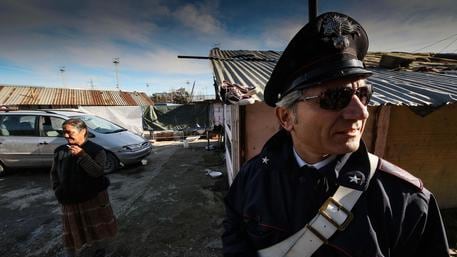 Carabiniere perquisisce 4 rom. Il giudice vuole mandarlo in galera