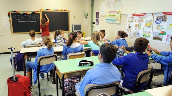 Assistente passa di ruolo e si presenta in classe vestito da donna: "Da oggi chiamatemi Cloe"