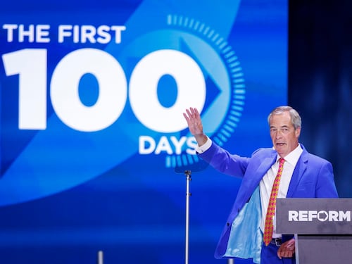 Video trappola sui fondi neri. Farage di nuovo nella bufera