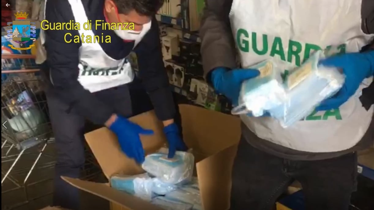 Produceva mascherine abusivamente e le vendeva a 15 euro: denunciato