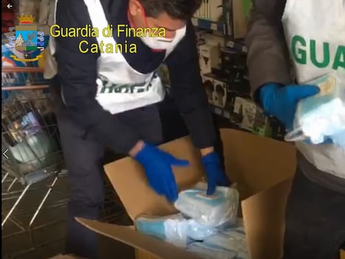 Produceva mascherine abusivamente e le vendeva a 15 euro: denunciato