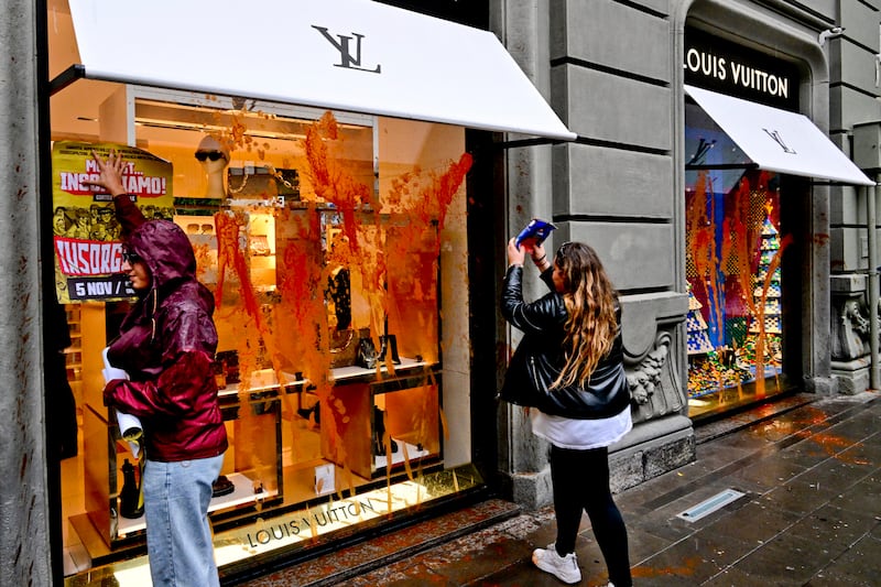 Giovani imbrattano con salsa di pomodoro le vetrine di Gucci, Prada e Louis Vuitton 1