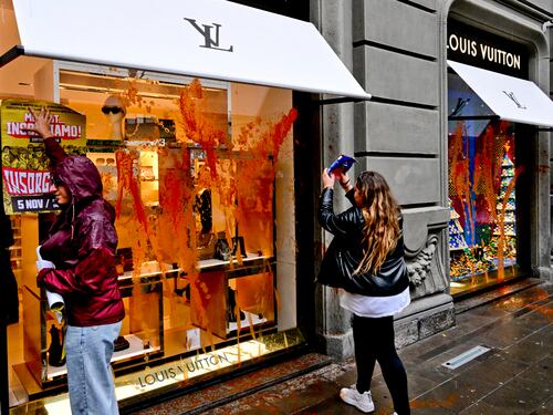 Salsa di pomodoro contro le vetrine di Gucci, Prada e Louis Vuitton