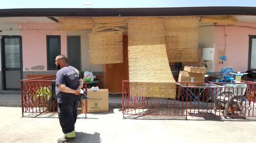 Abusivi e inagibili, abbattuti appartamenti nel Napoletano 8