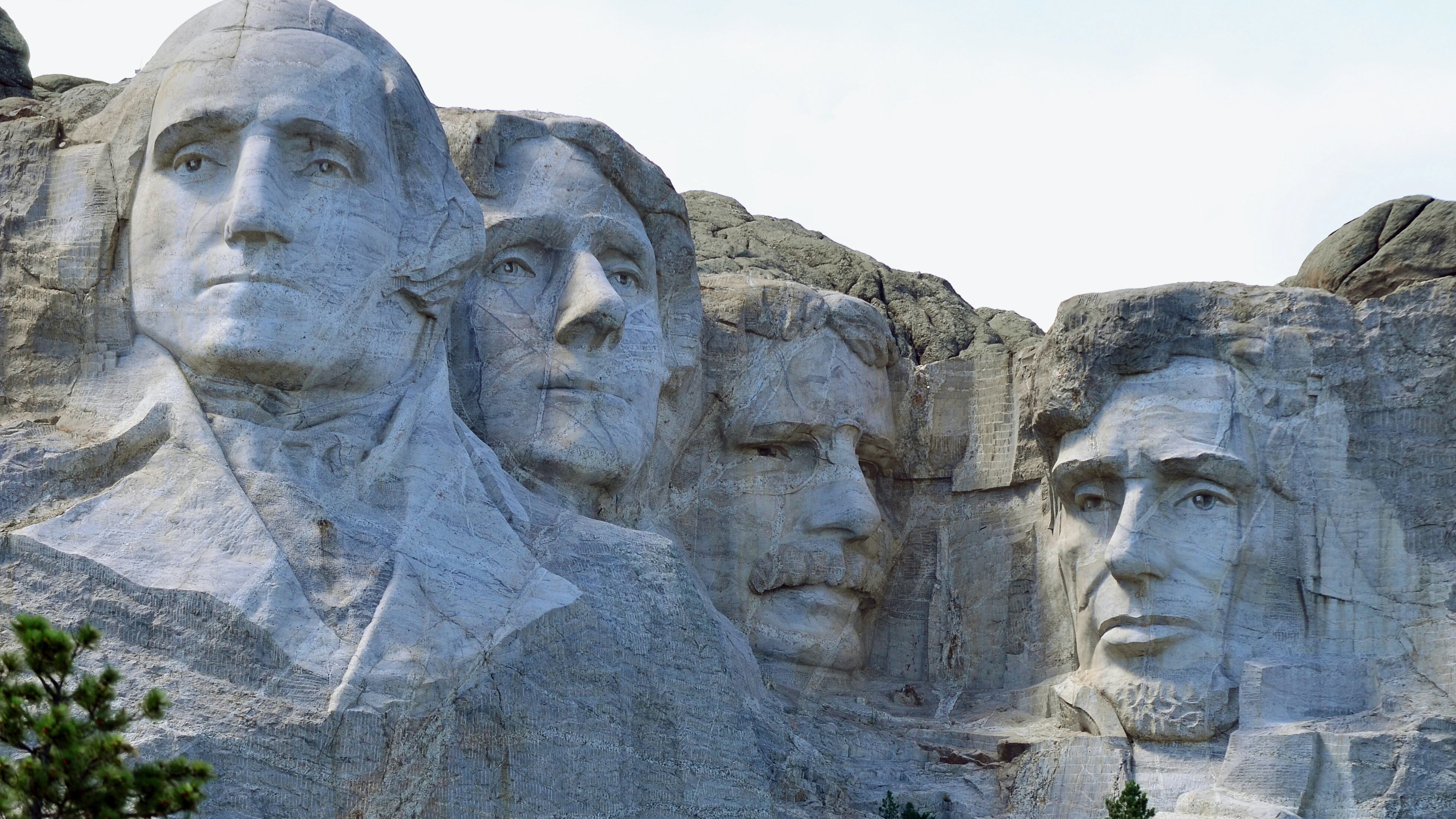 Le statue non si toccano. Soprattutto quelle che sono controverse
