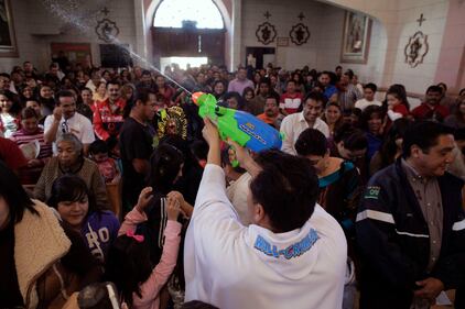 In Messico il prete superman: "spara" l'acqua sui fedeli 10