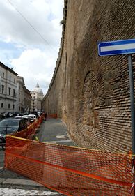 Roma, cadono frammenti di tufo dal Passetto 2
