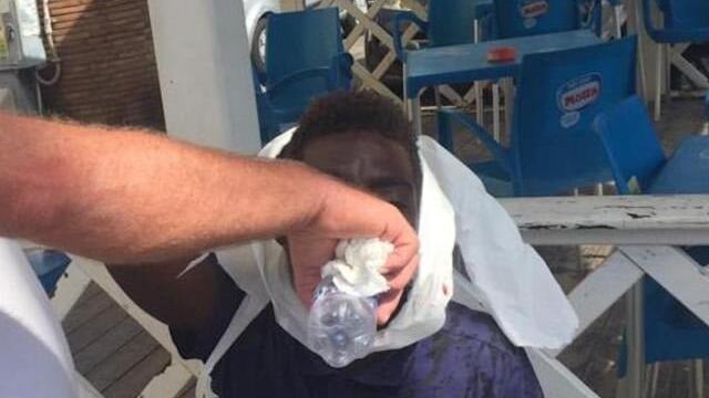 Bastonate al migrante: "Ma quale razzismo, solo una banale rissa"