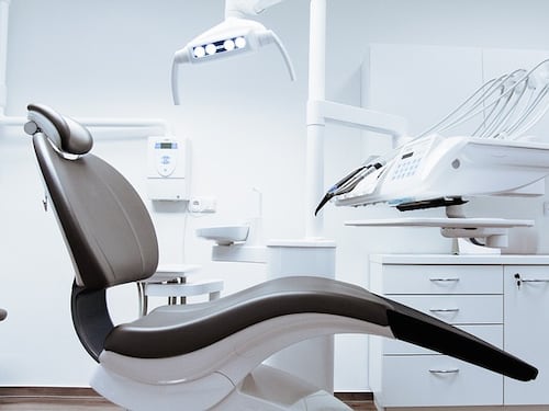 Dentista rovinato dalla segretaria, costretto a chiudere l'attività. Bottino di oltre 400 mila euro finito al Casinò