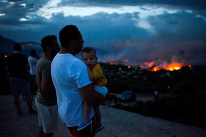 Le fiamme devastano la Grecia 8