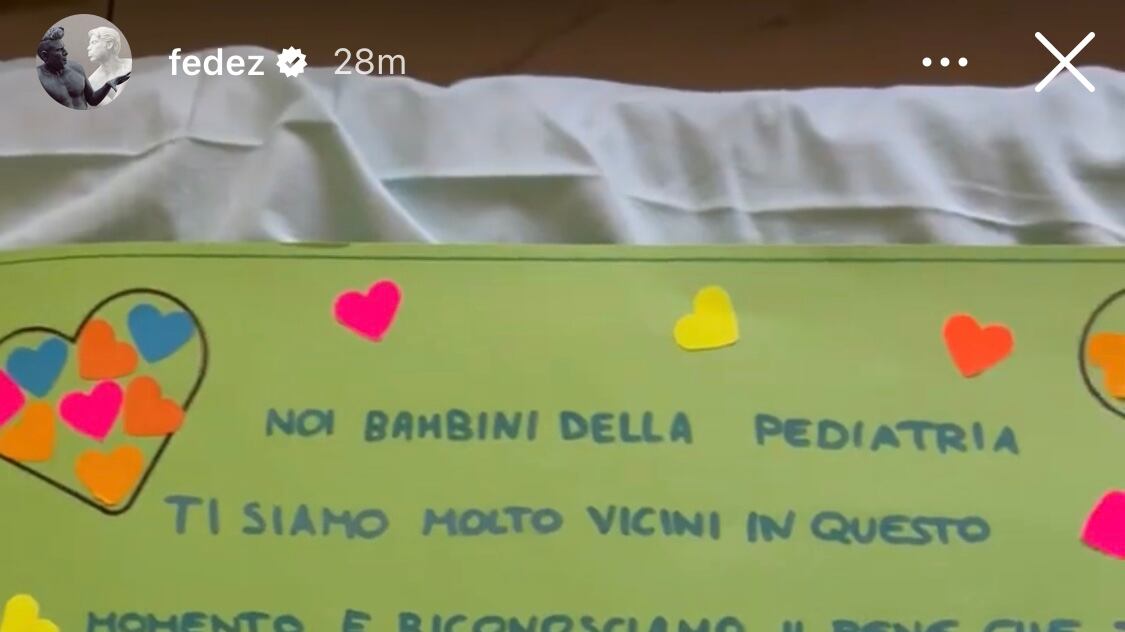 "Ti siamo vicini...". I bimbi della pediatria scrivono a Fedez in ospedale