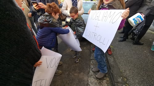 Napoli, a Bagnoli la protesta contro lo sversamento illecito di rifiuti 8