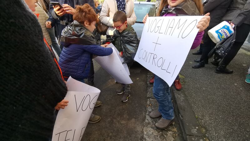 Napoli, a Bagnoli la protesta contro lo sversamento illecito di rifiuti 8