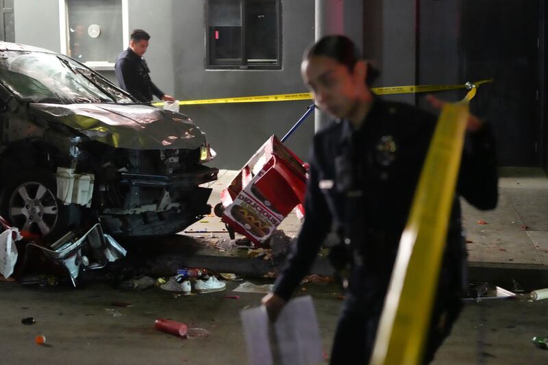 Auto sulla folla a Los Angeles 7