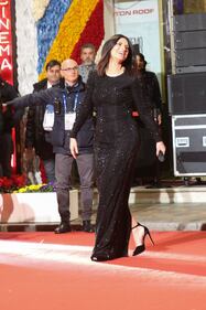 Laura Pausini canta con i fan fuori dall'Ariston 14