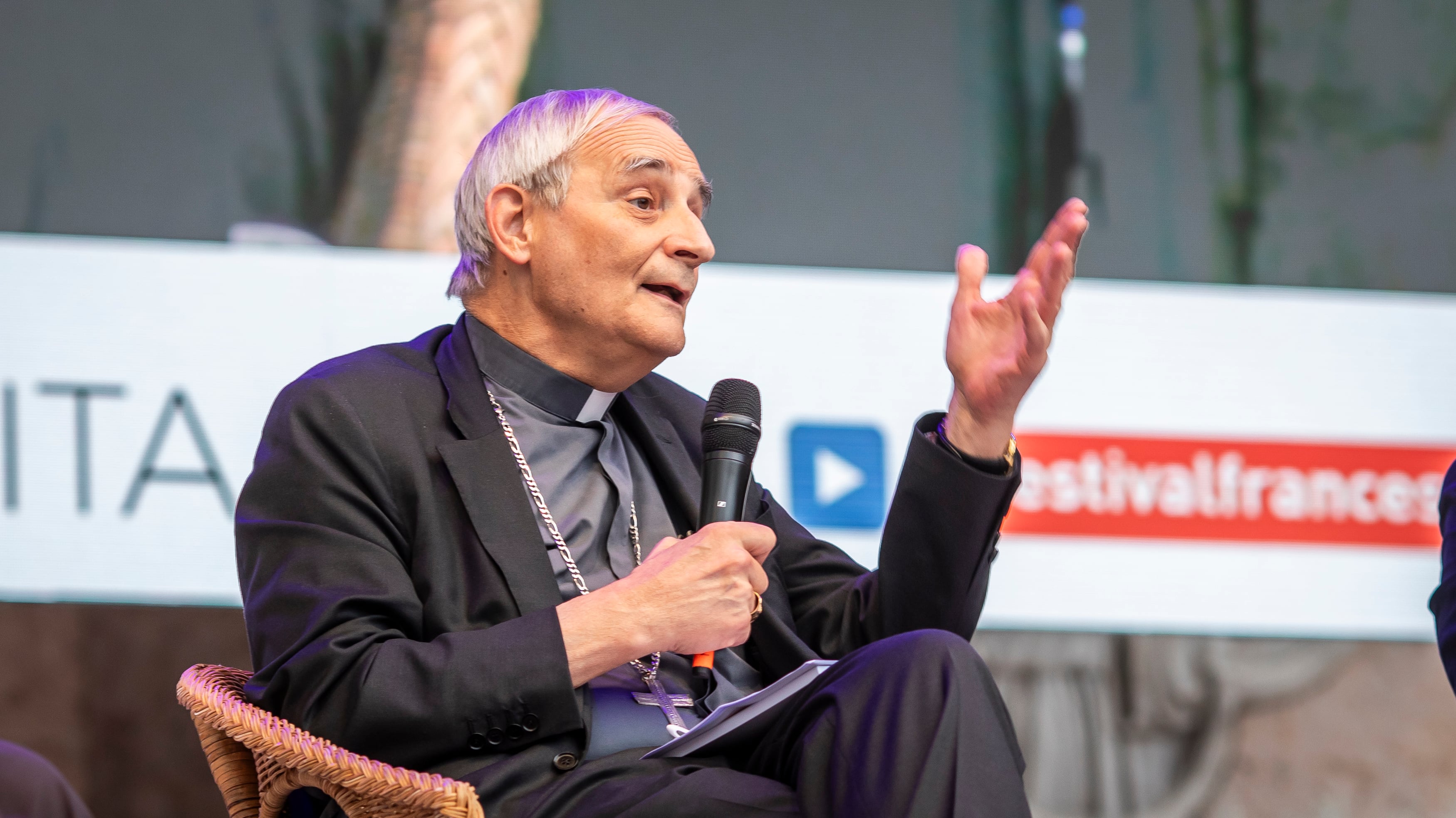 Il "comizio" del cardinale alla festa di Rifondazione