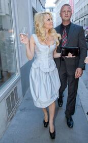 Pamela Anderson sexy e impegnata 23