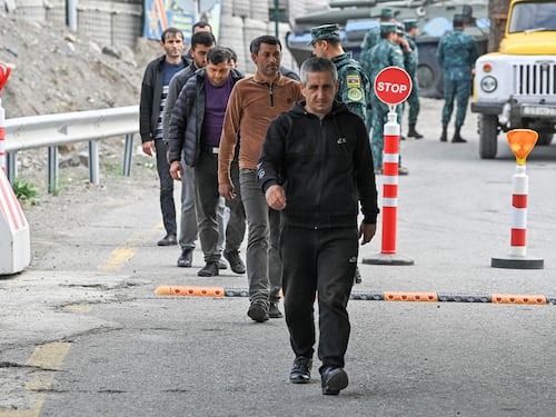 Gli armeni abbandonano il Nagorno-Karabakh: "Temiamo una pulizia etnica"