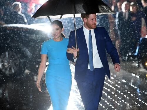 L'abito bianco e l’anello di Diana: così Meghan sfida Kate