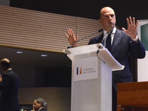 Schengen adesso scricchiola. Ma Alfano: "Non la sospenderemo"