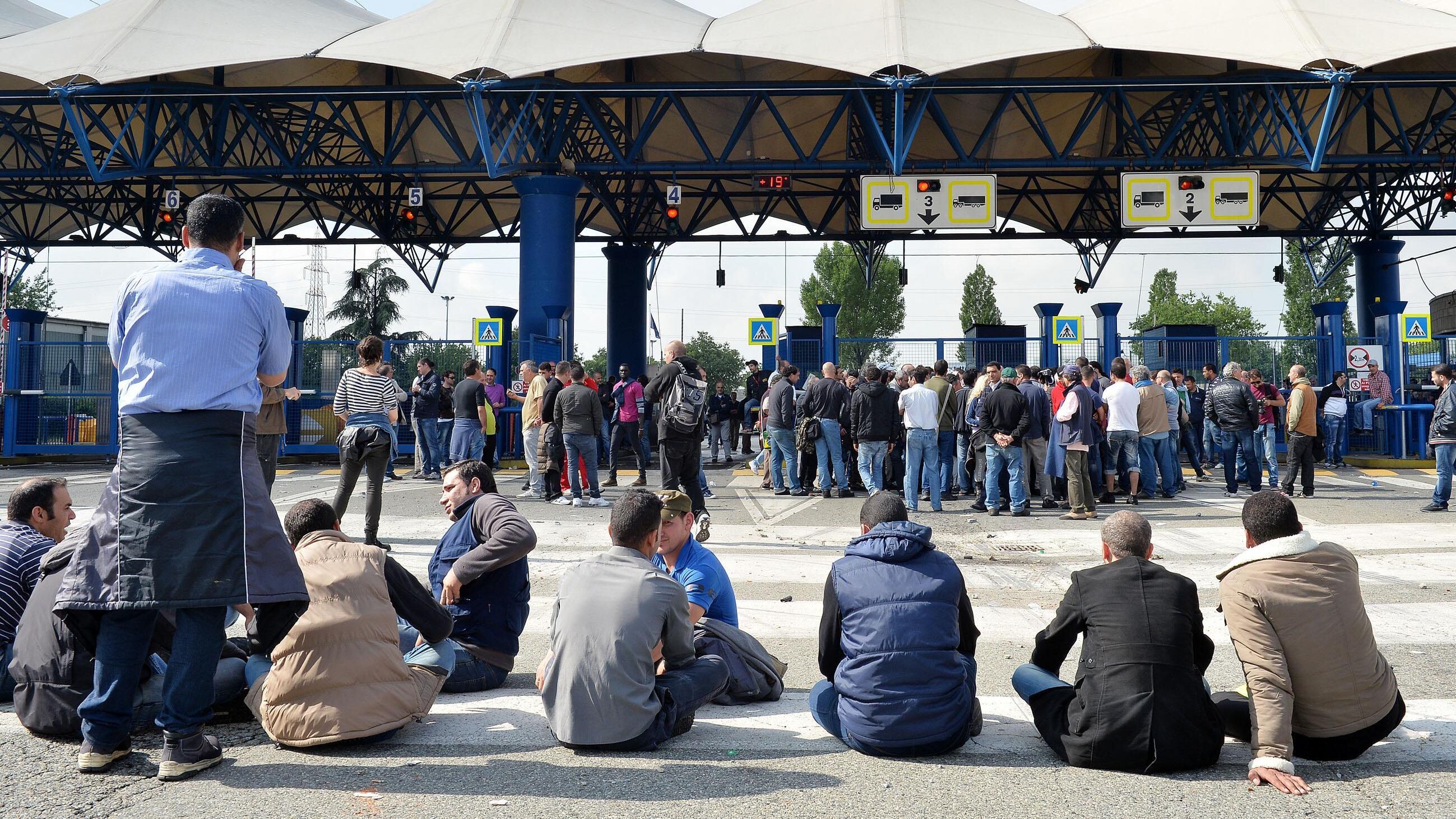 Proteste al Caat di Torino, tre manifestanti investiti