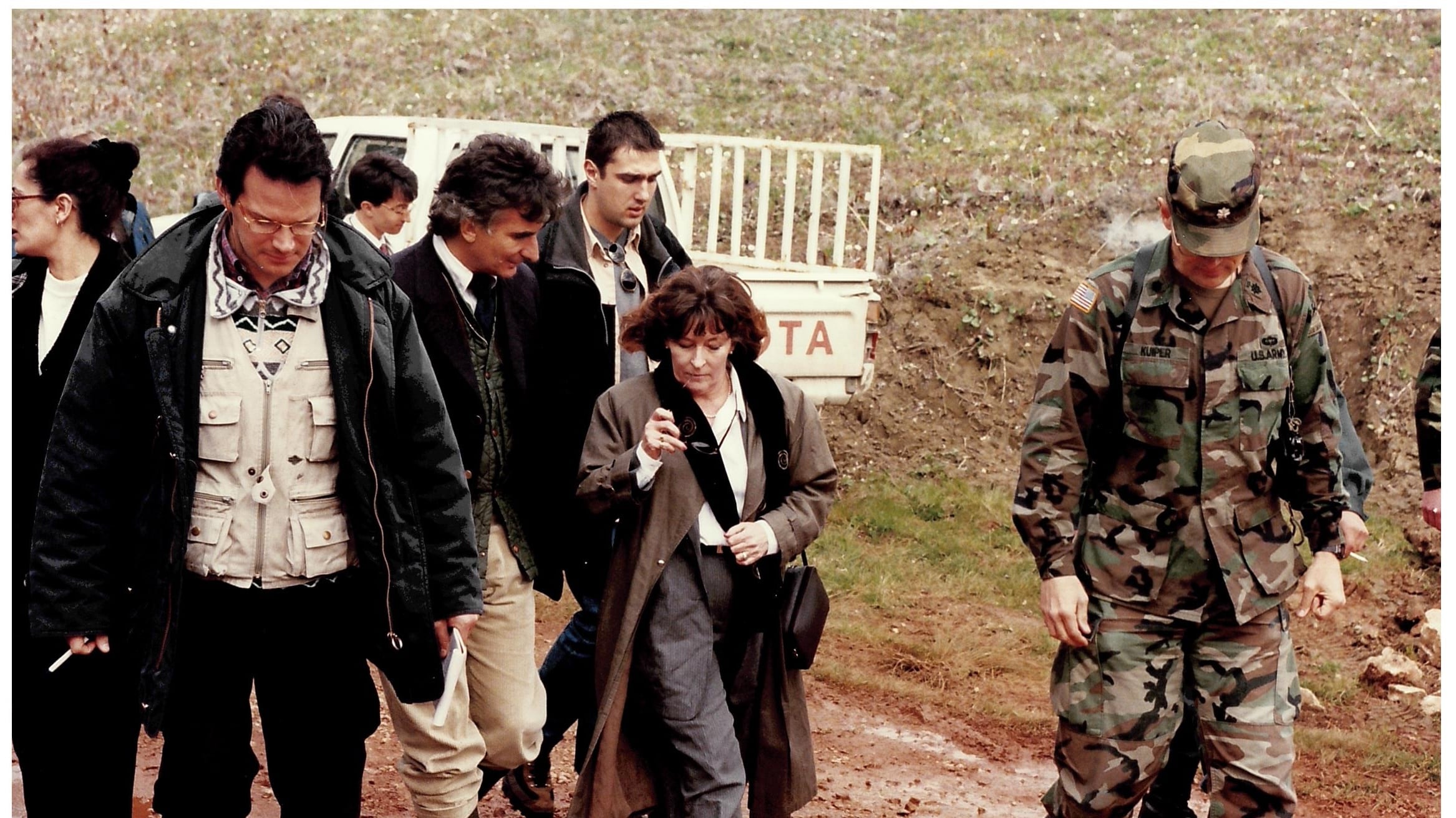 Bosnia-Erzegovina 1997, missione per i crimini di guerra. Andrea Angeli accanto a Louise Arbour procuratrice del Tribunale dell'Onu, a sinistra Fausto Biloslavo
