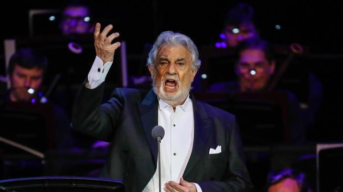 L'orchestra si rifiuta di alzarsi in piedi. Cosa è successo all'evento di Placido Domingo