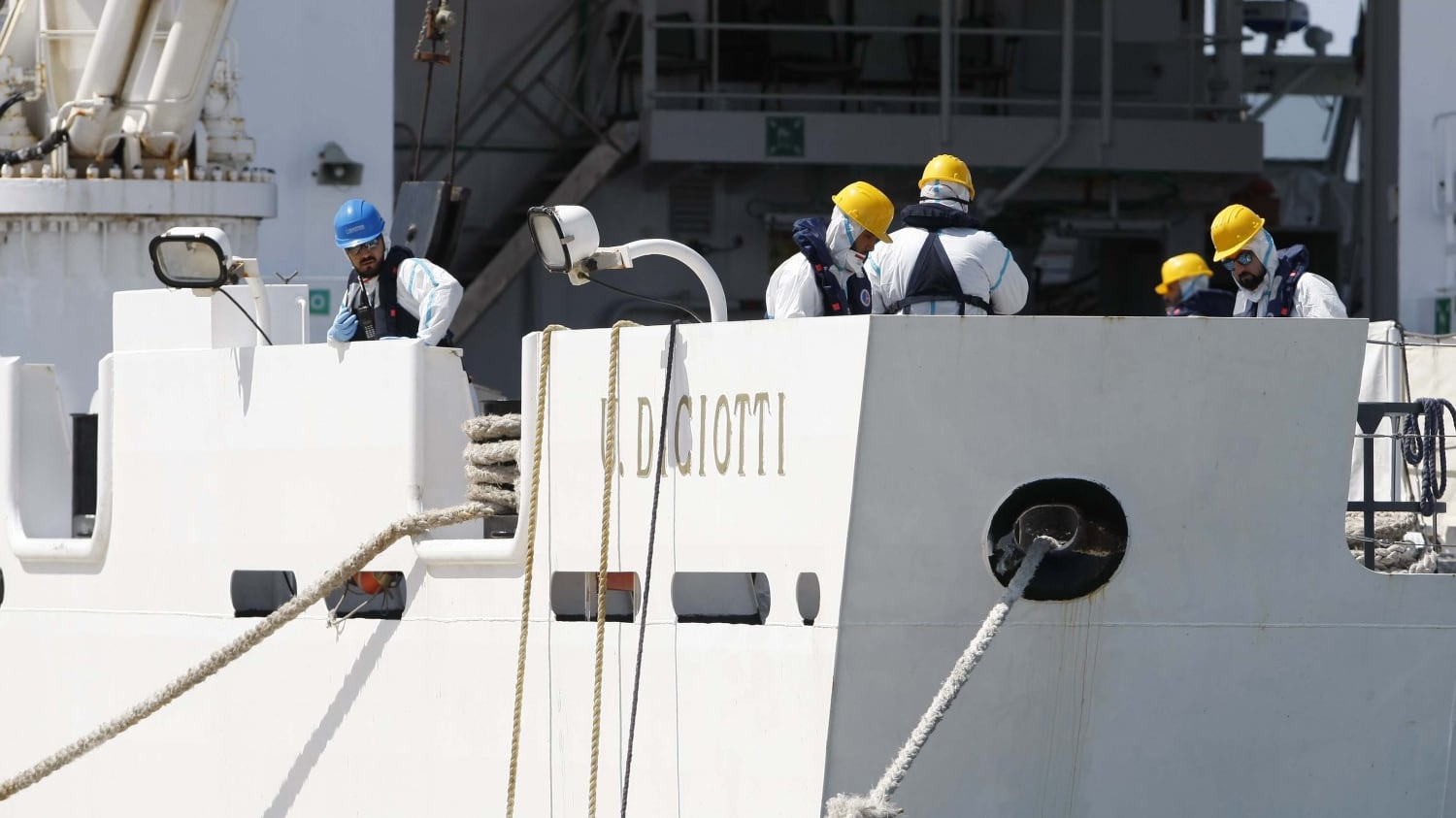 E la sinistra per non sparire sale a bordo