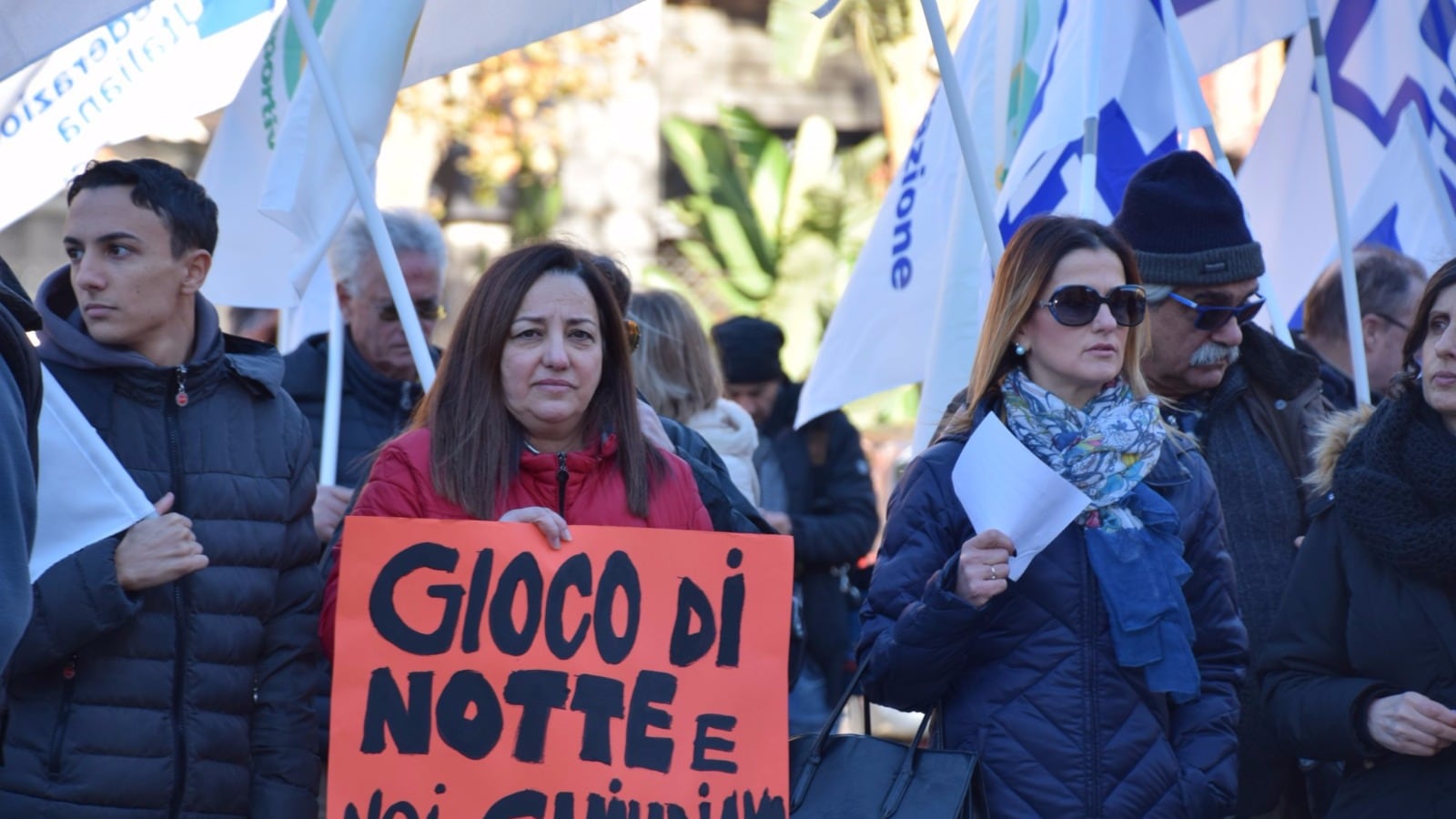 Tabaccai e totoricevitori in piazza a Ventimiglia contro l'ordinanza anti-slot del sindaco